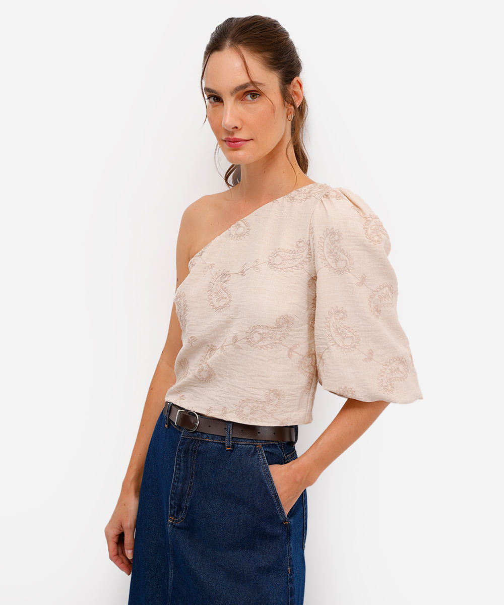 blusa ombro único feminina bordado paisley bege