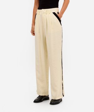 calça wide leg feminina de alfaiataria em viscose com recorte lateral amarela