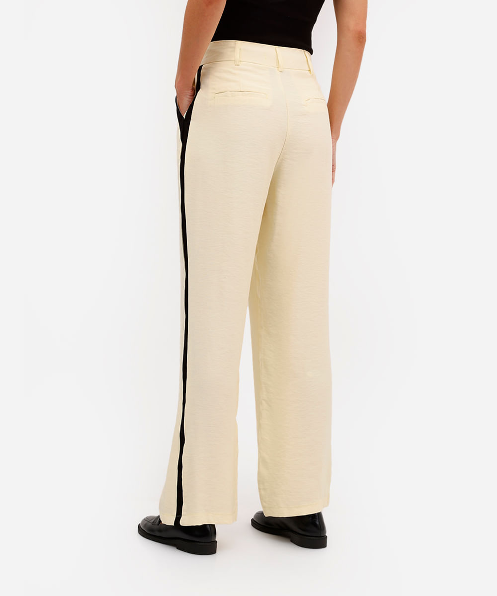 calça wide leg feminina de alfaiataria em viscose com recorte lateral amarela