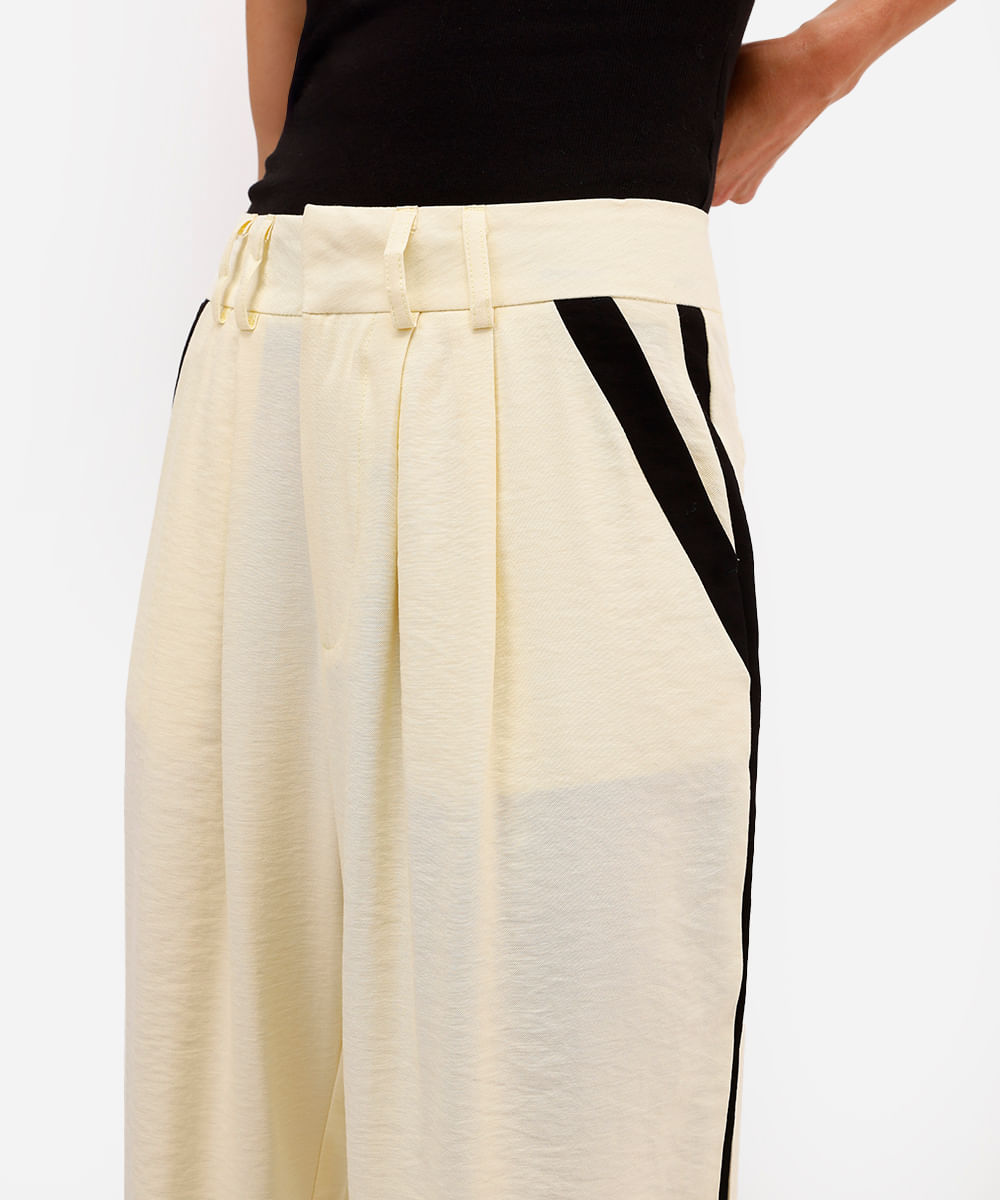 calça wide leg feminina de alfaiataria em viscose com recorte lateral amarela