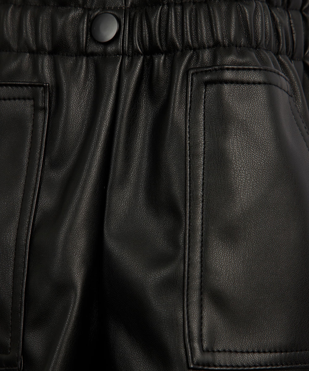 short mom infantil de poliuretano com bolsos preto