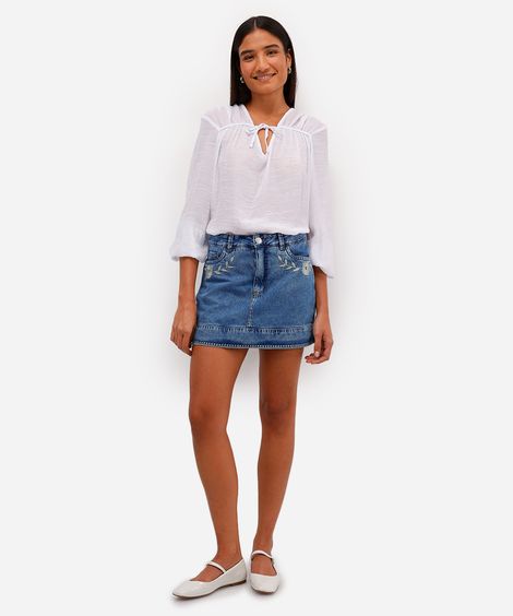 saia curta feminina jeans com bordado floral azul