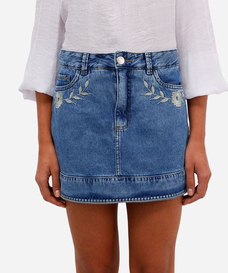saia curta feminina jeans com bordado floral azul