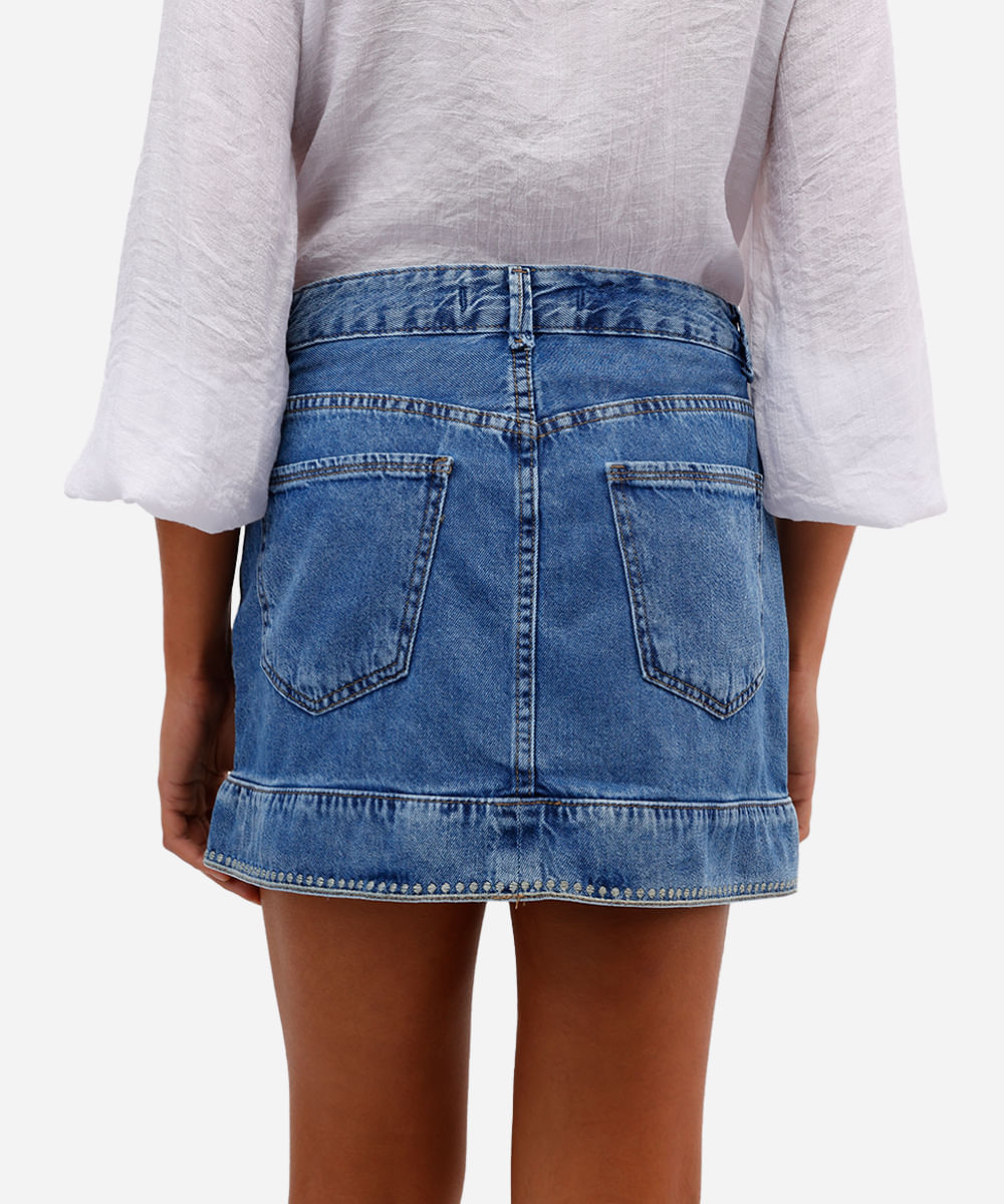 saia curta feminina jeans com bordado floral azul