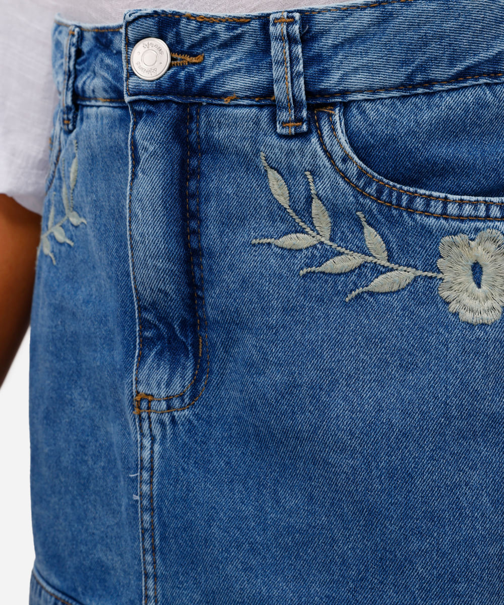saia curta feminina jeans com bordado floral azul