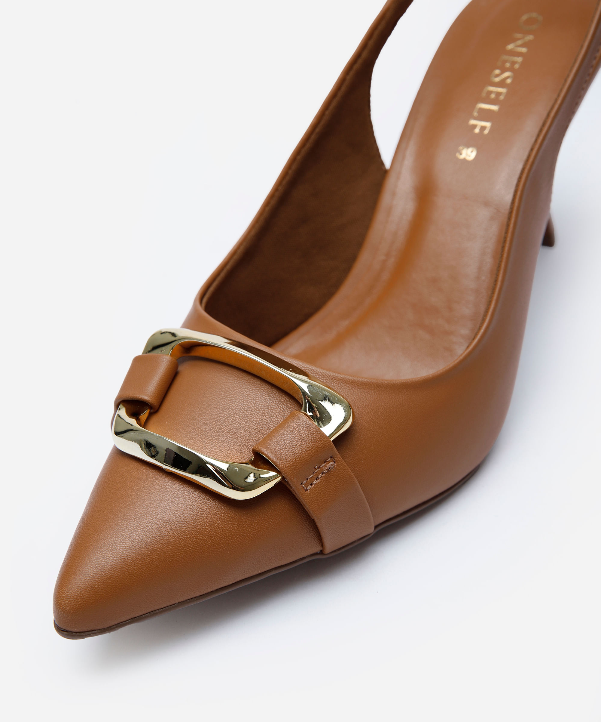 scarpin bico fino feminino com fivela oneself marrom