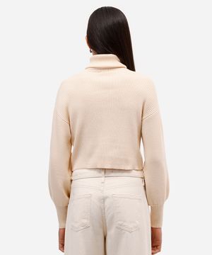 suéter de tricot canelado cropped gola alta - bege