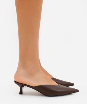 mule bico fino com salto mindset marrom