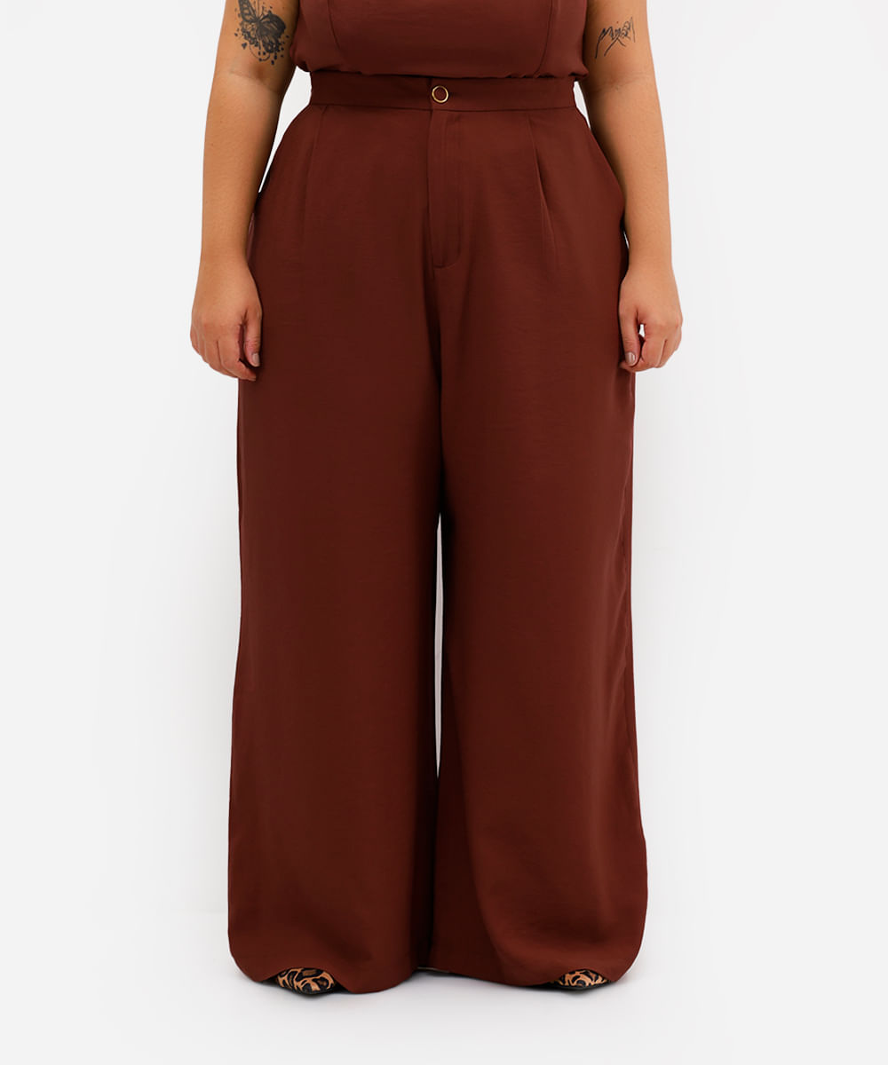 calça de alfaiataria feminina com pregas plus size marrom