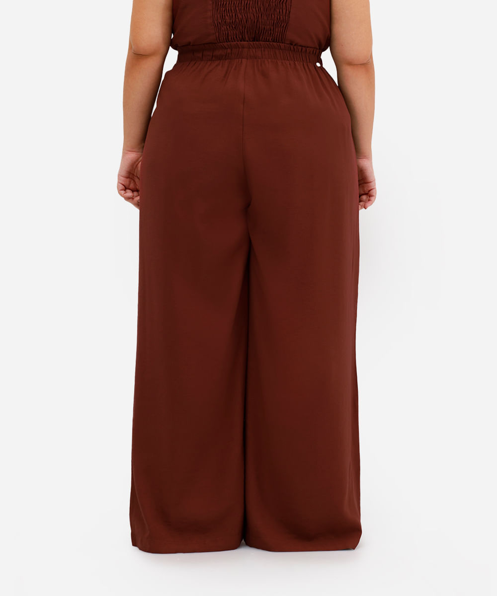 calça de alfaiataria feminina com pregas plus size marrom