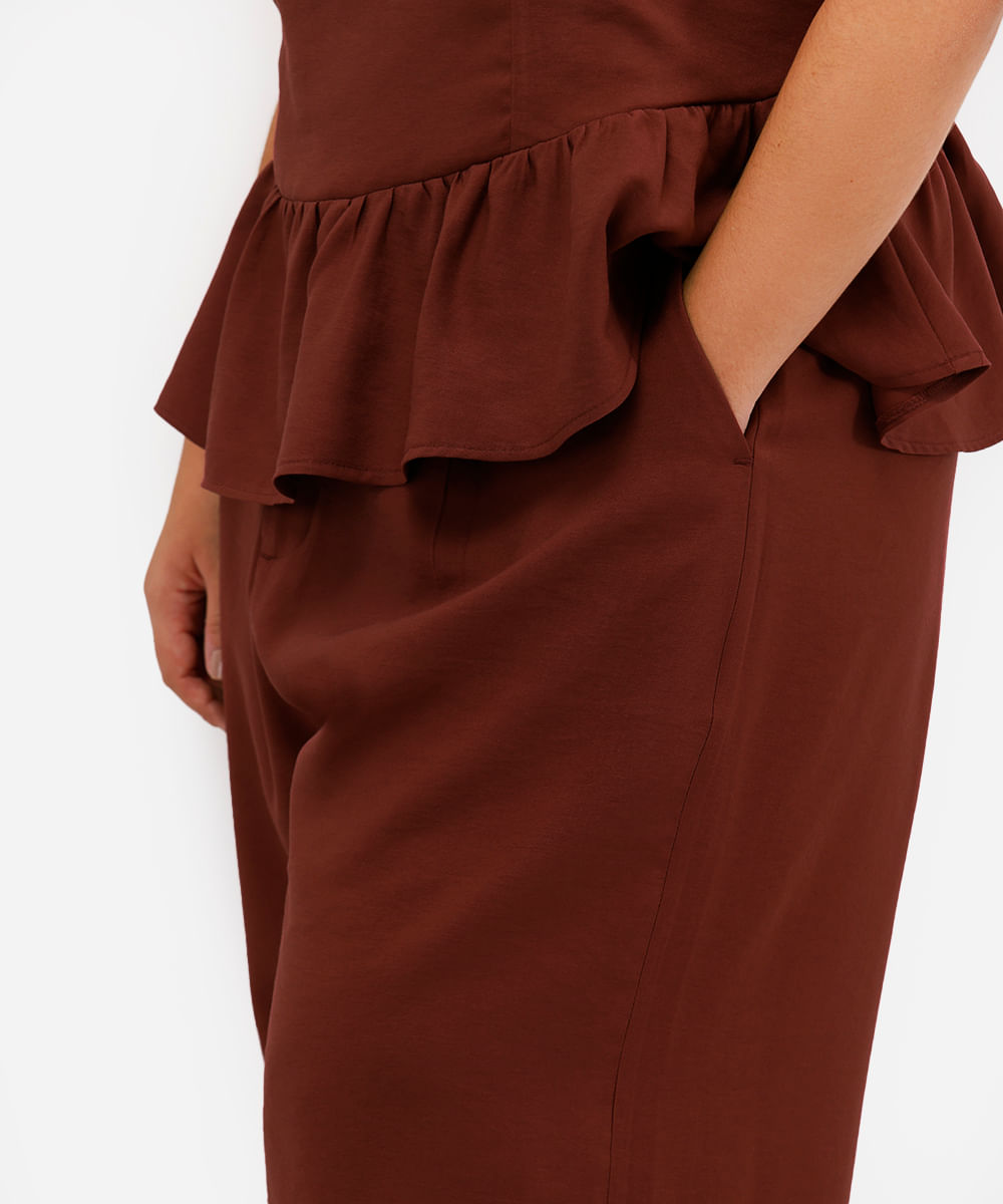 calça de alfaiataria feminina com pregas plus size marrom