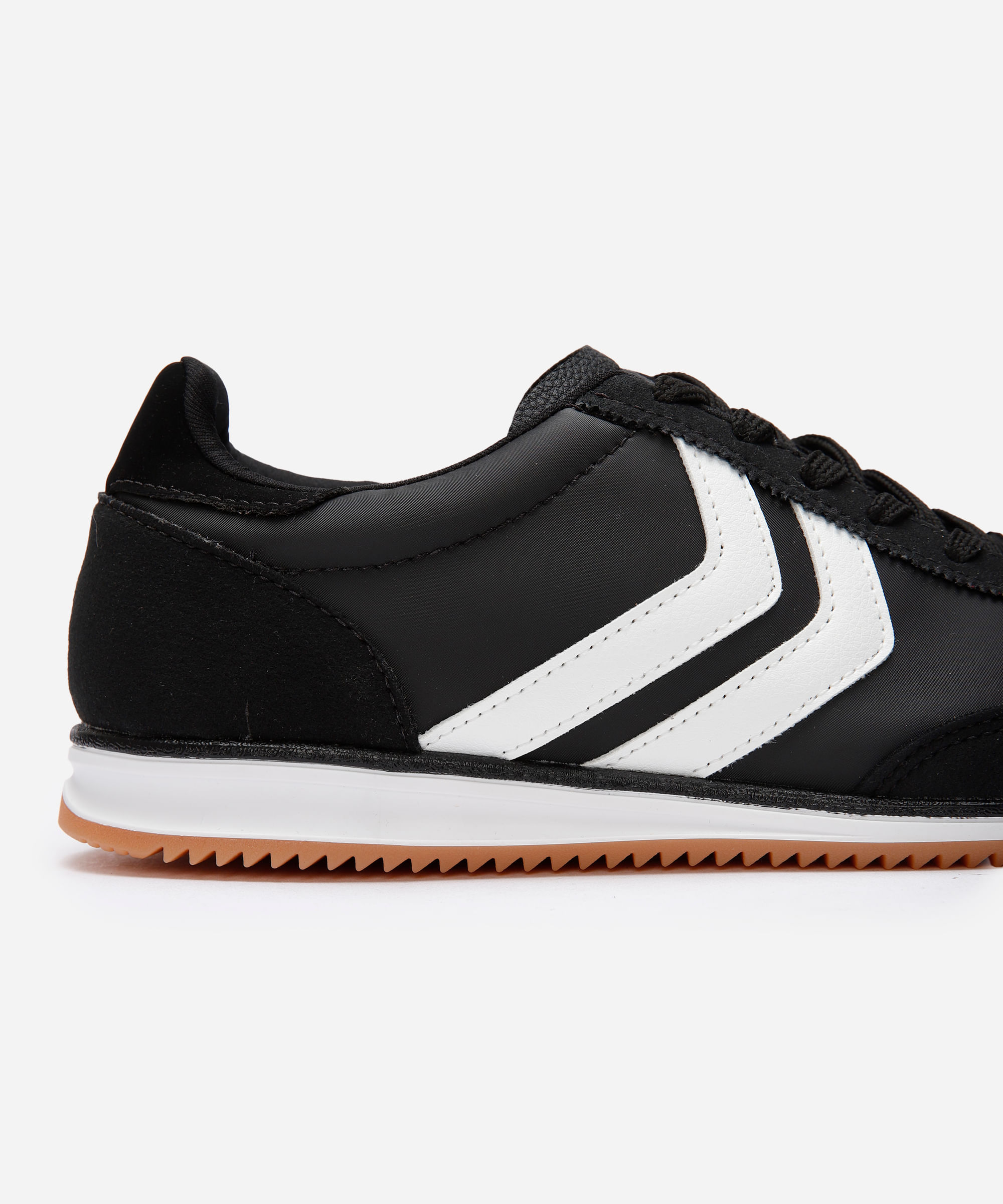 tênis casual com recortes bicolor preto