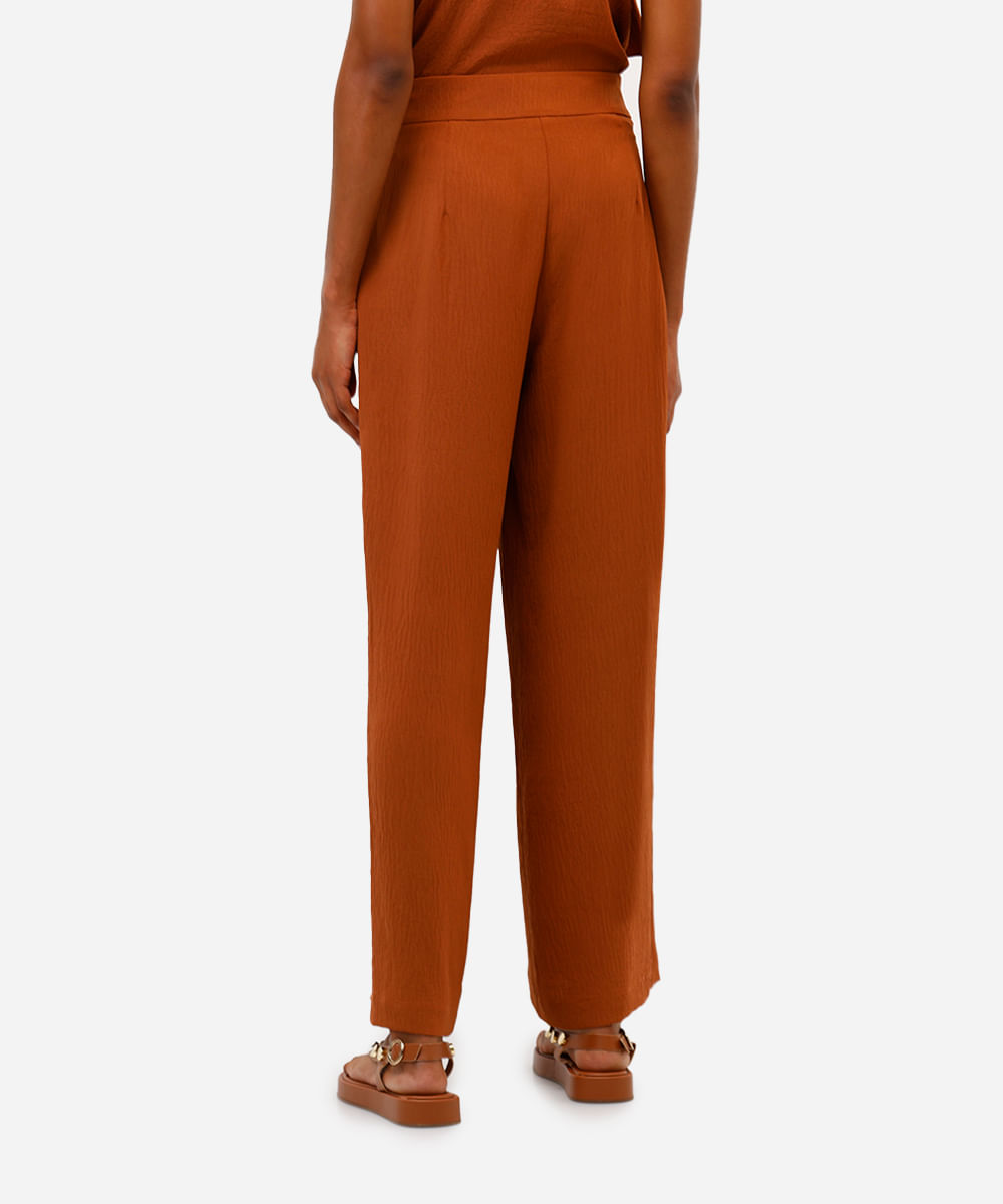 calça reta feminina texturizada  marrom