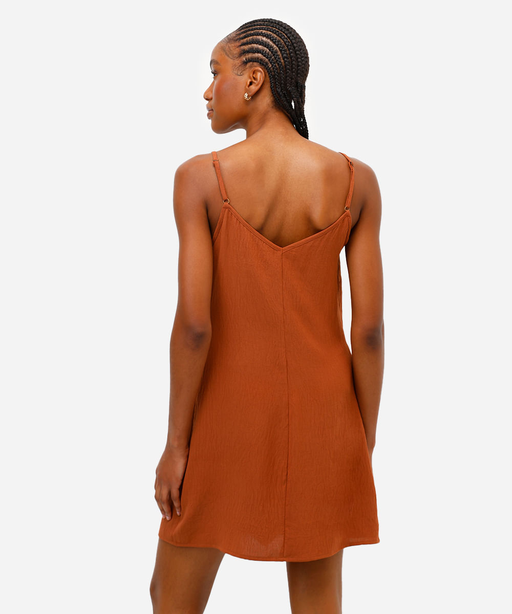 vestido curto feminino alça fina com babados texturizado marrom