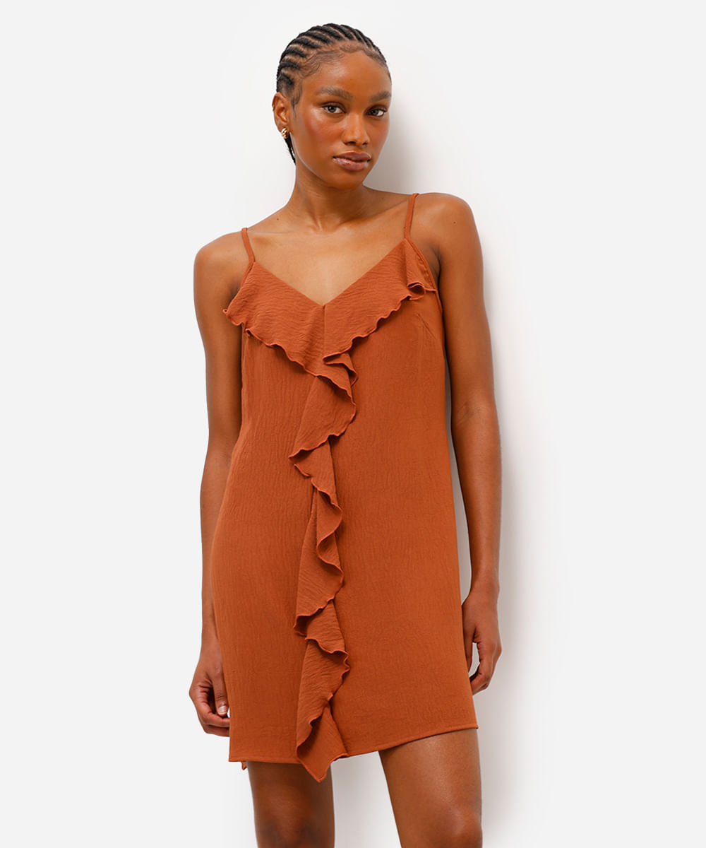 vestido curto feminino alça fina com babados texturizado marrom