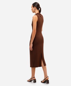 vestido midi feminino franzido com fenda marrom