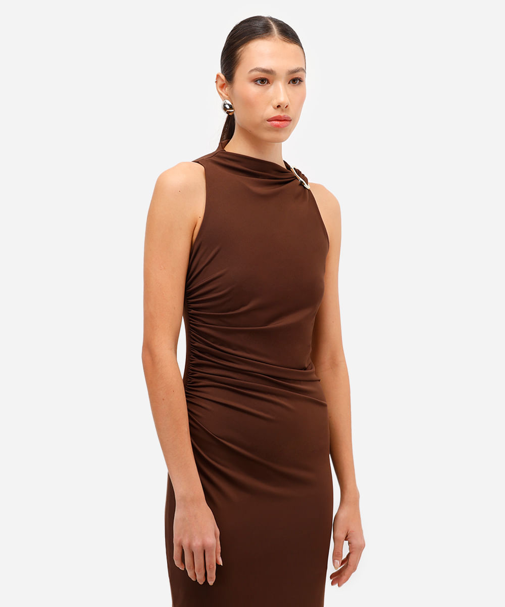 vestido midi feminino franzido com fenda marrom
