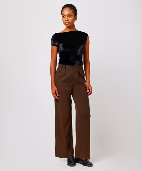 calça reta feminina de alfaiataria com pregas e botões marrom