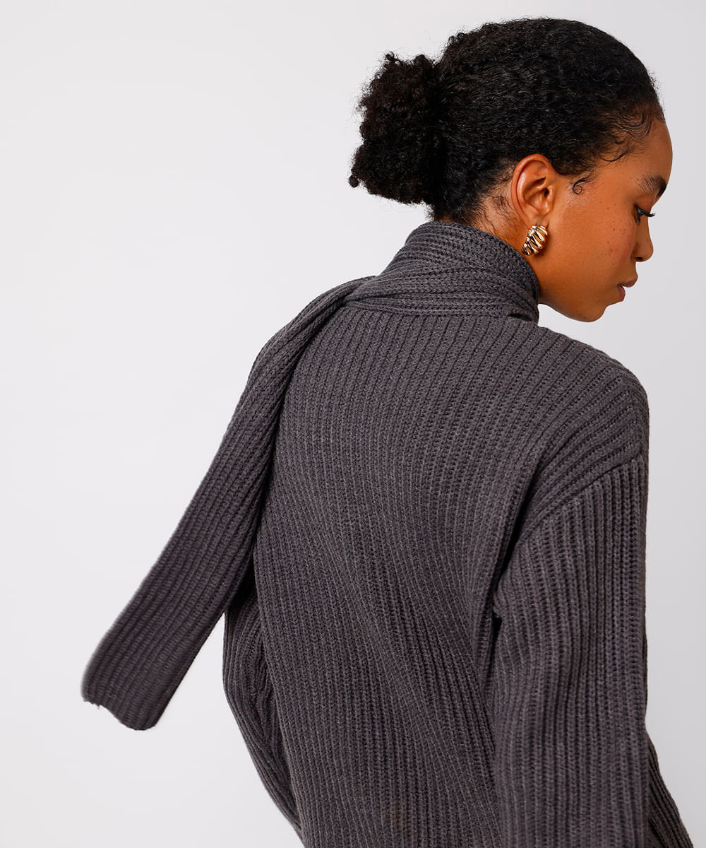 suéter feminino de tricot com cachecol cinza