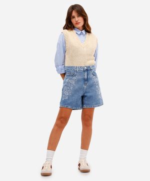 bermuda mom feminina jeans com bordado floral azul