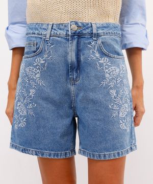 bermuda mom feminina jeans com bordado floral azul