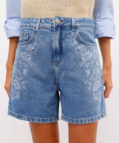 bermuda mom feminina jeans com bordado floral azul