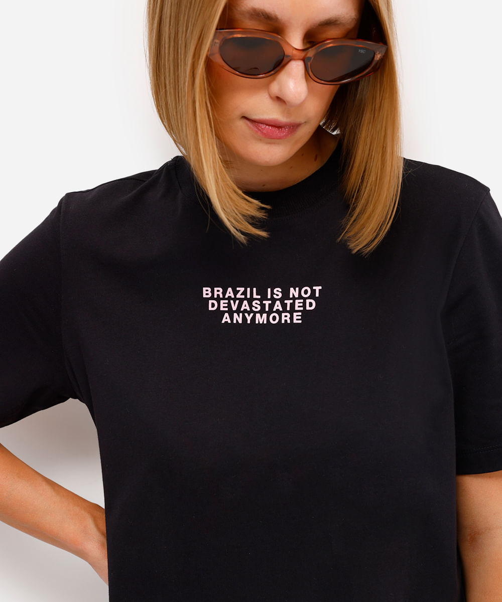 camiseta unissex de algodão brazil is not devastated anymore preta
