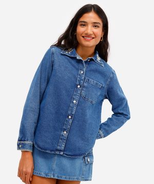 camisa feminina jeans com bolso e bordado floral azul