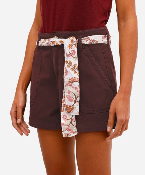short feminino de sarja com faixa vinho