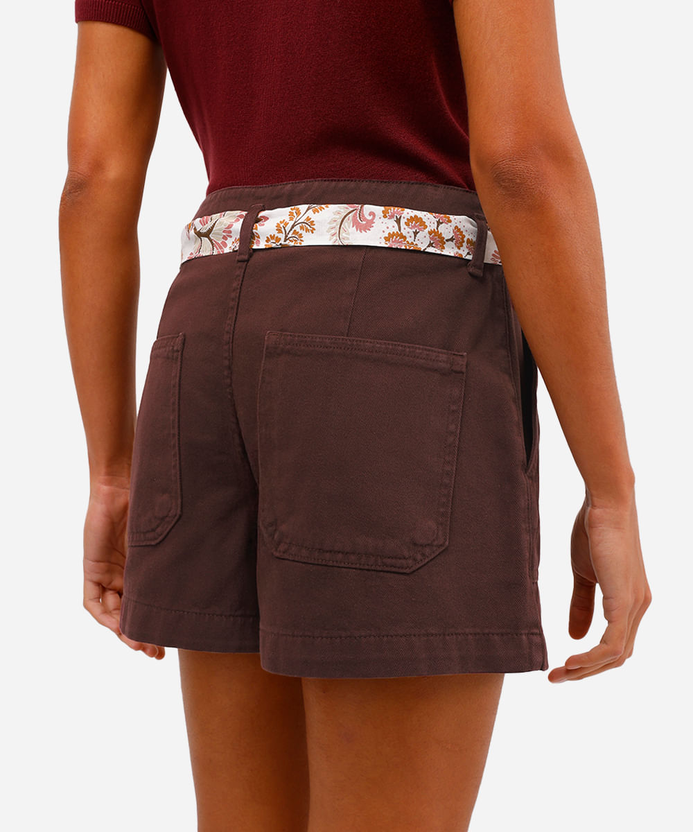 short feminino de sarja com faixa vinho
