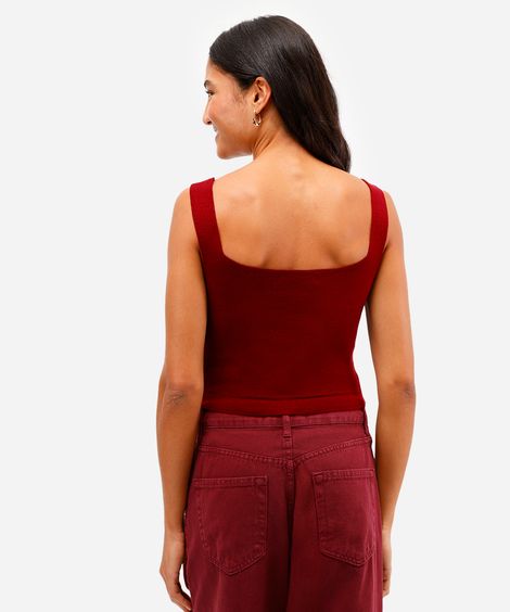regata feminina de tricot com botões decote quadrado vinho