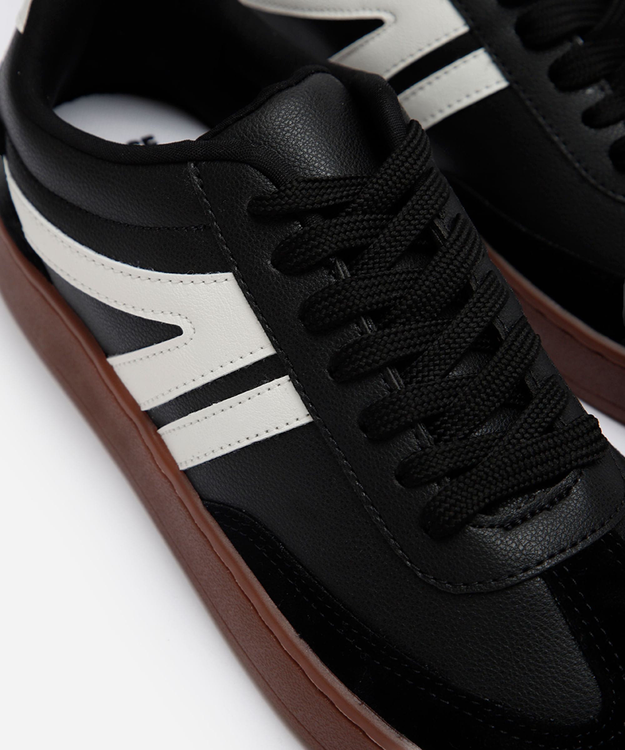 tênis casual com recortes bicolor ace preto