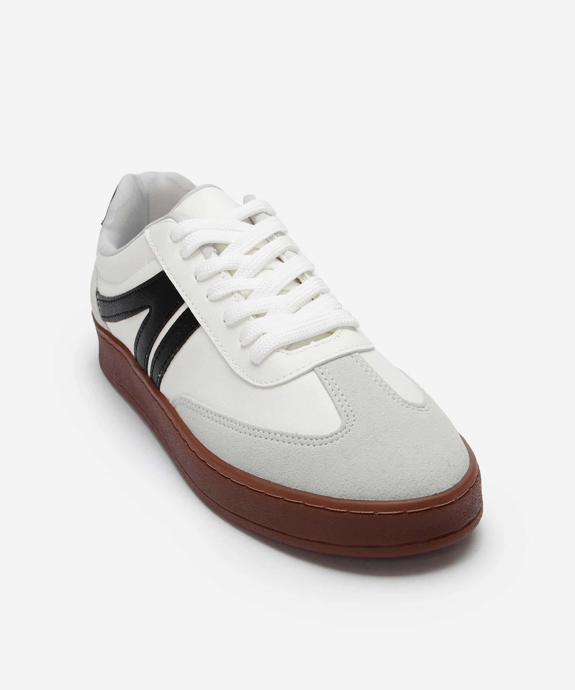 tênis casual com recortes bicolor branco