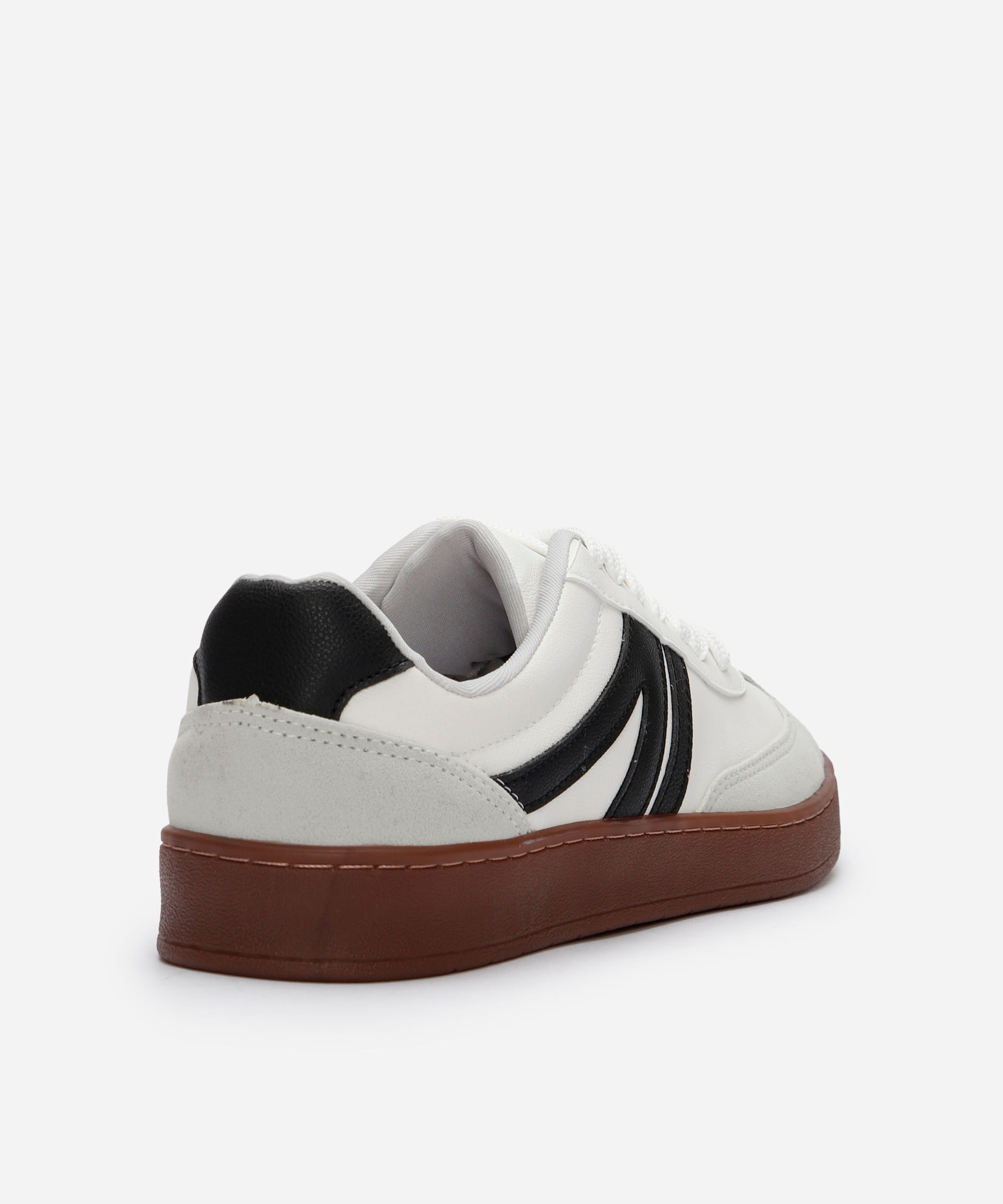 tênis casual com recortes bicolor branco