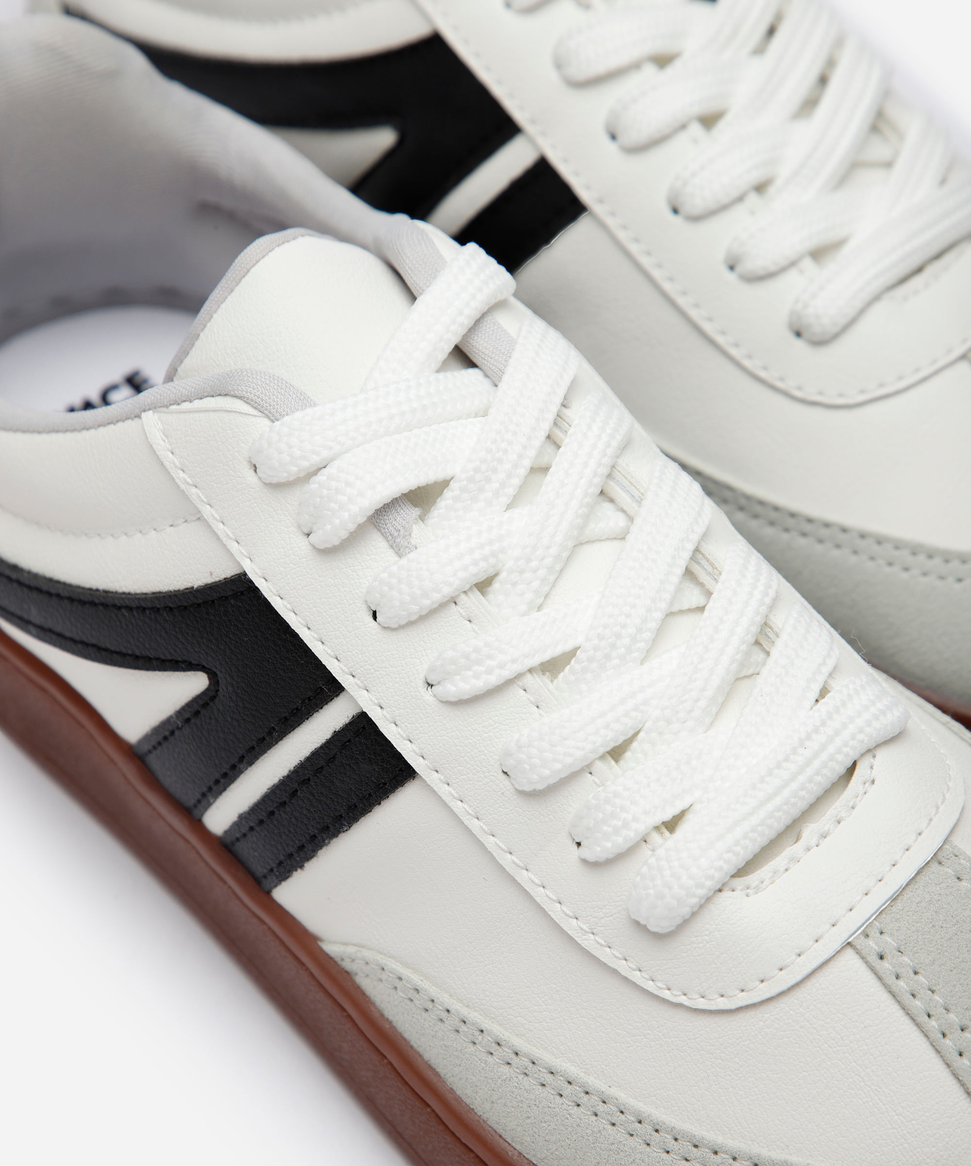 tênis casual com recortes bicolor branco