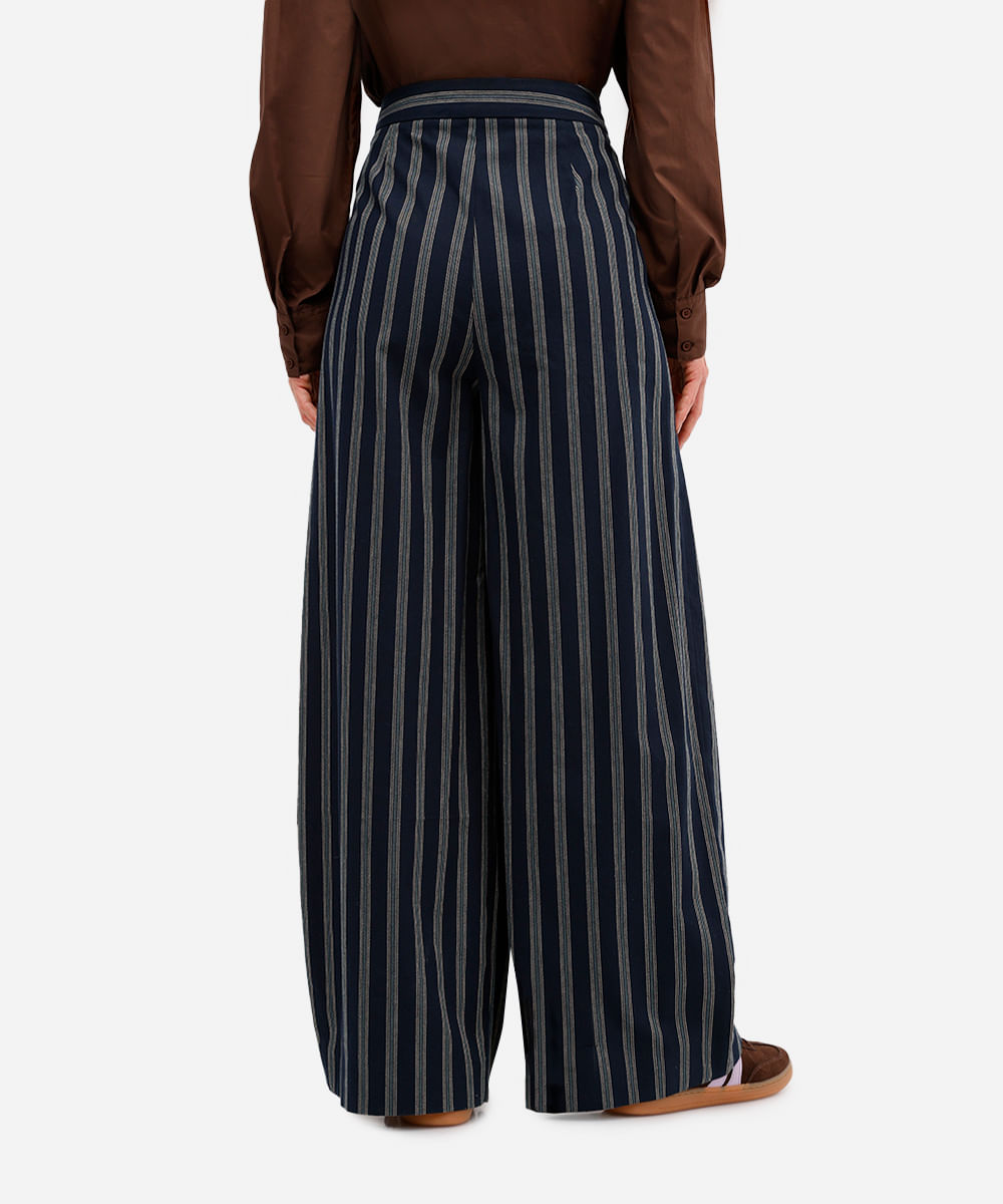 calça feminina de alfaiataria com pregas listrada azul