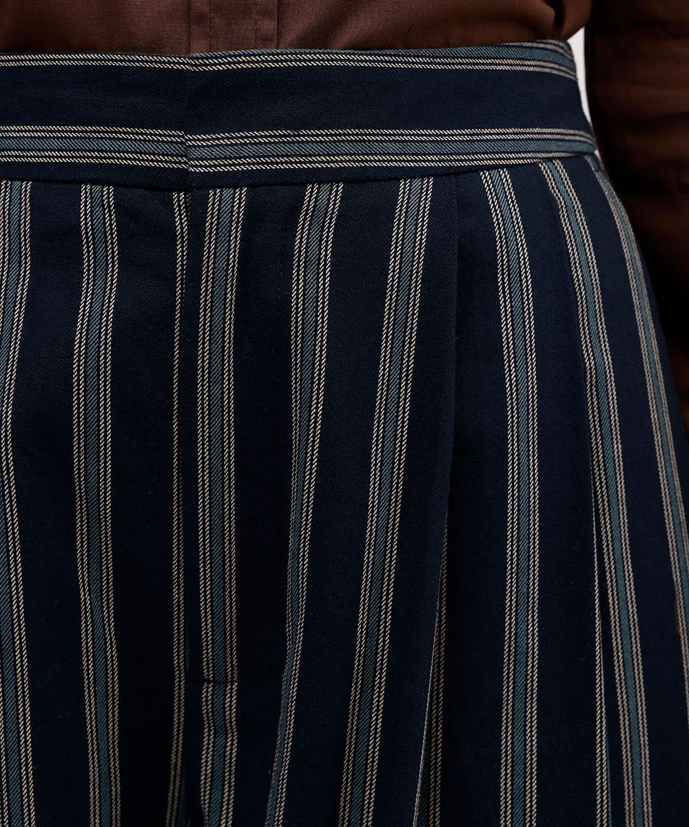 calça feminina de alfaiataria com pregas listrada azul