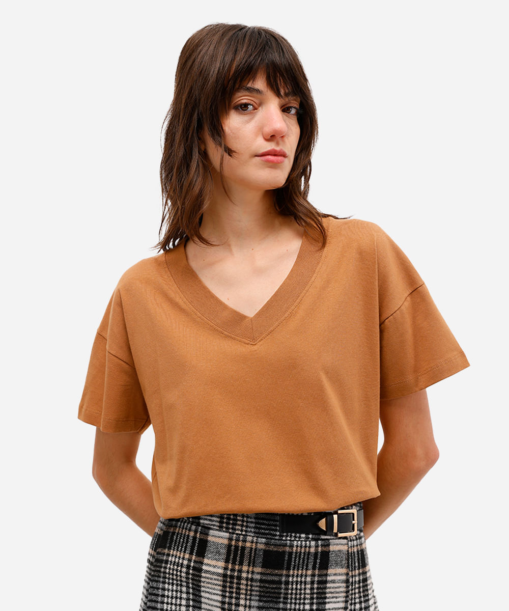 camiseta de algodão decote v manga curta marrom