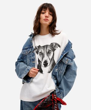 camiseta oversized feminina cachorro rita lazzarotti off white