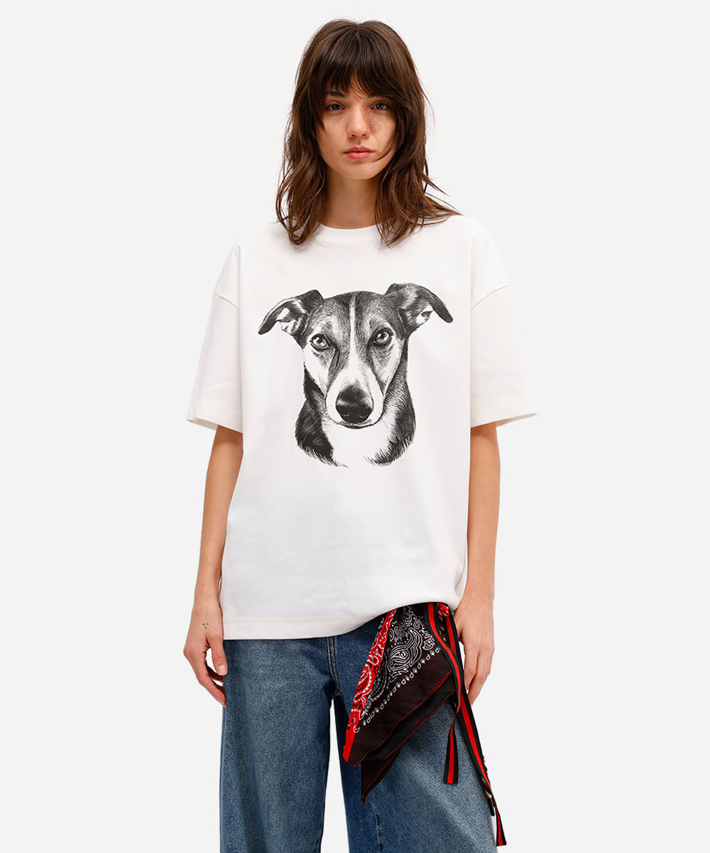 camiseta oversized feminina cachorro rita lazzarotti off white
