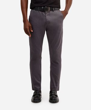calça chino carrot de alfaiataria masculina cinza