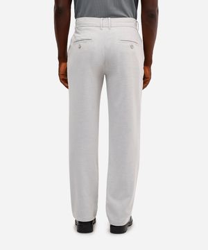 calça chino carrot de alfaiataria masculina cinza