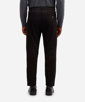 calça chino carrot de alfaiataria masculina preta