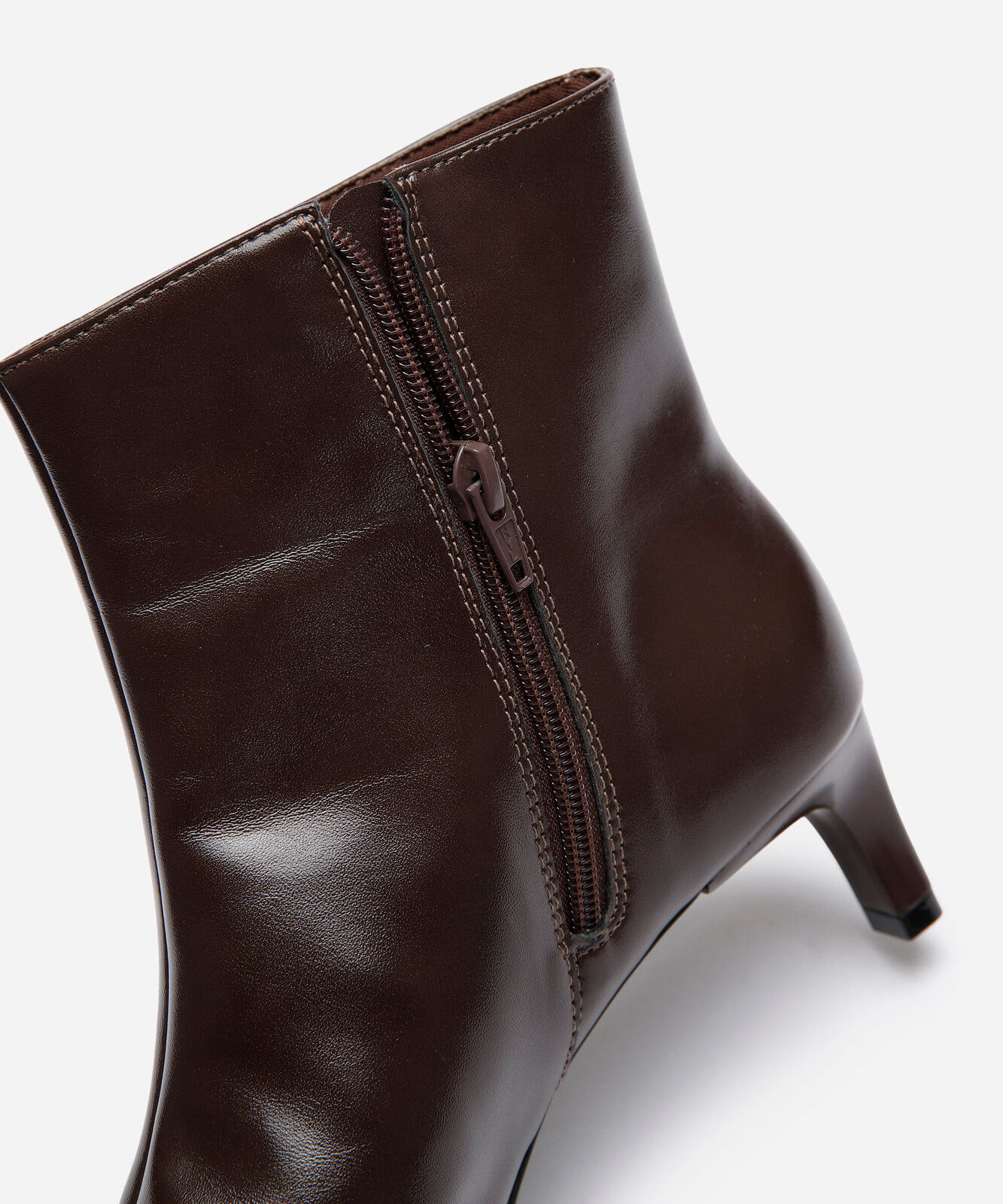 bota bico fino salto baixo mindset marrom