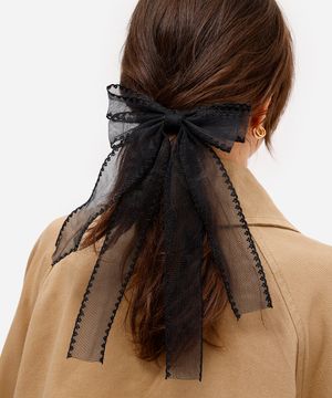 presilha de cabelo com laço em renda preta