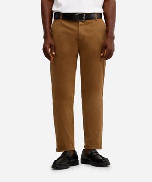 calça chino slim de sarja com elastano masculina marrom