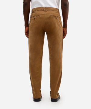 calça chino slim de sarja com elastano masculina marrom