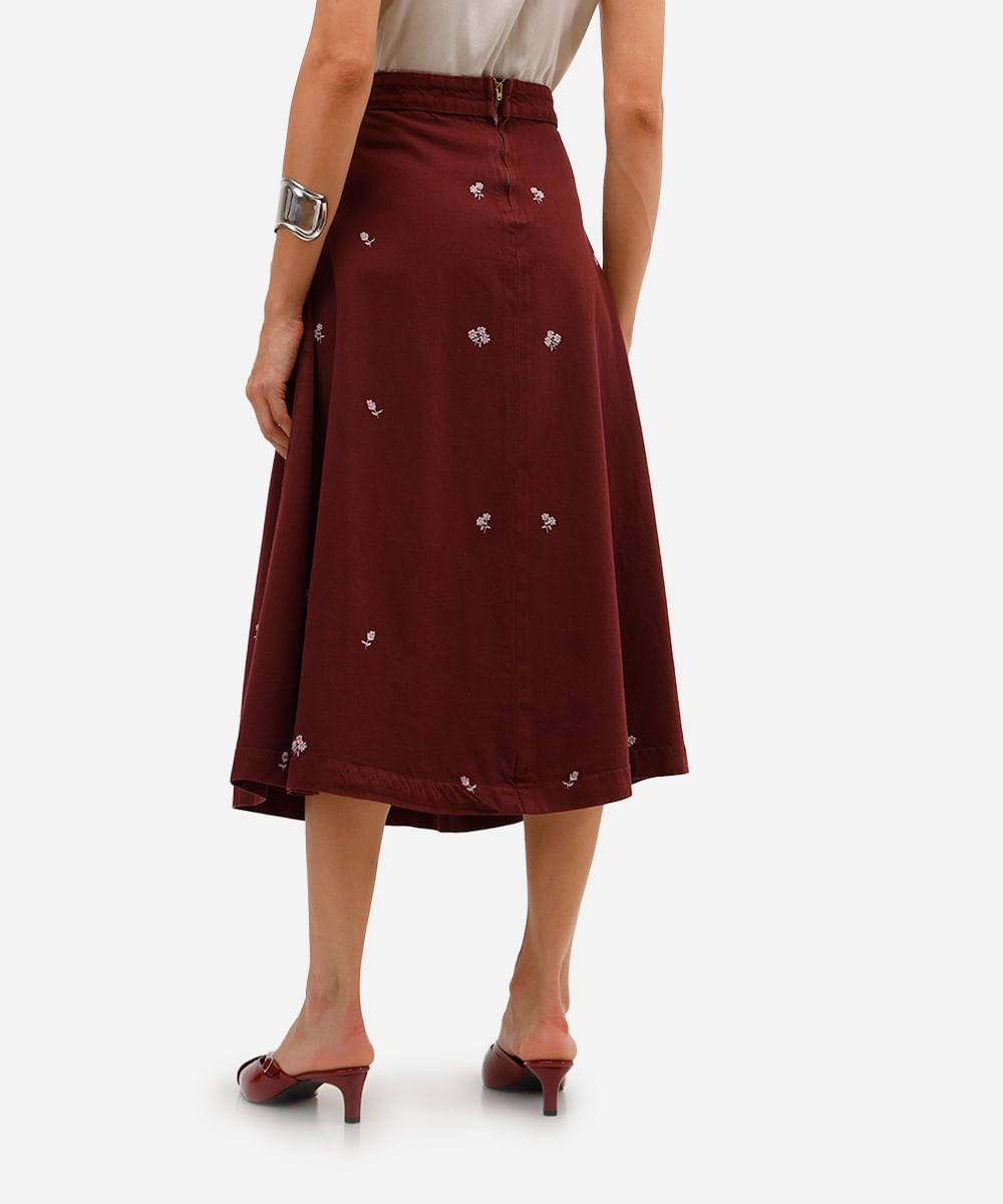 saia midi feminina de sarja com bordado floral vinho