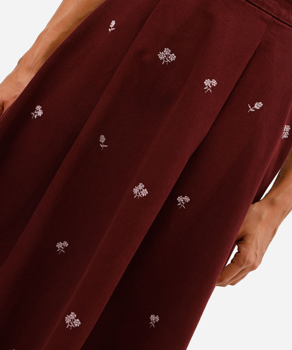saia midi feminina de sarja com bordado floral vinho