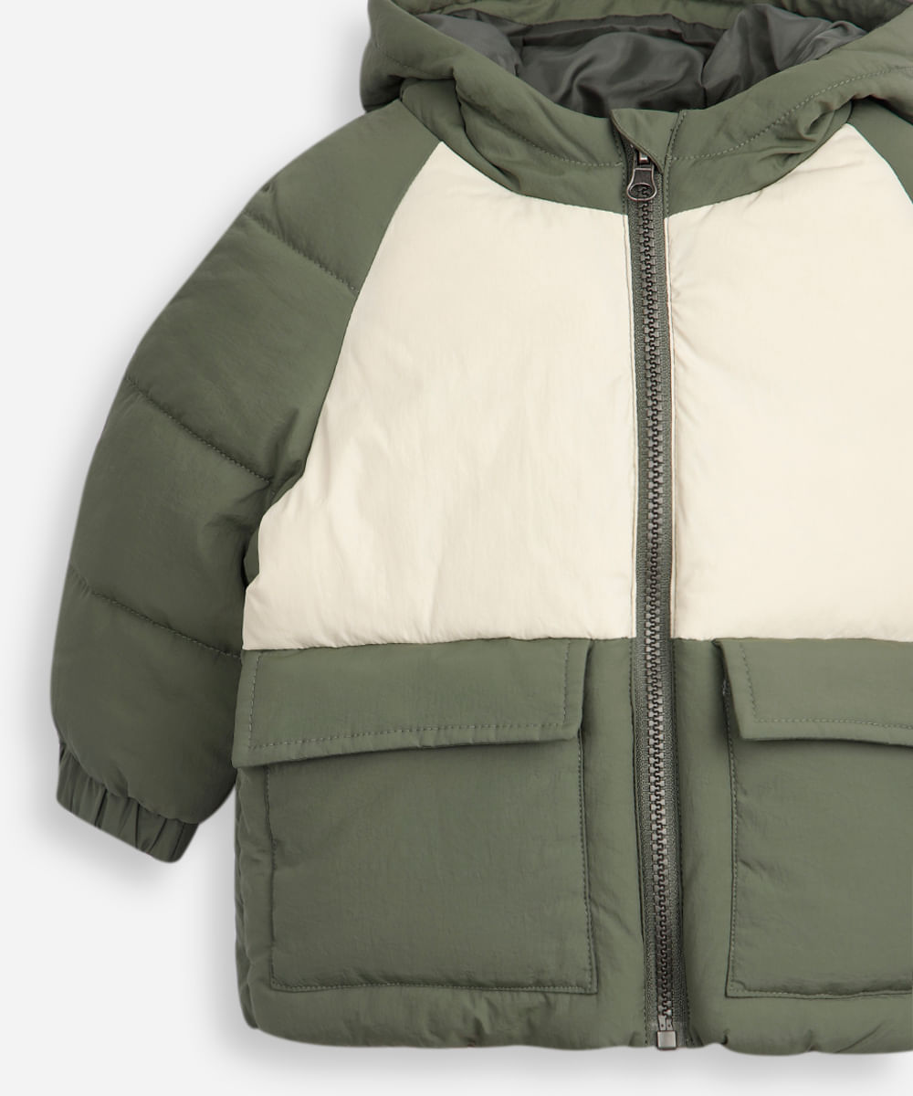 jaqueta puffer infantil com recortes e capuz verde